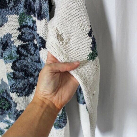 Vintage Hand Knit Long Sleeve Crew Neck Blue and Cream Floral Sweater Medium - Picture 8 of 8